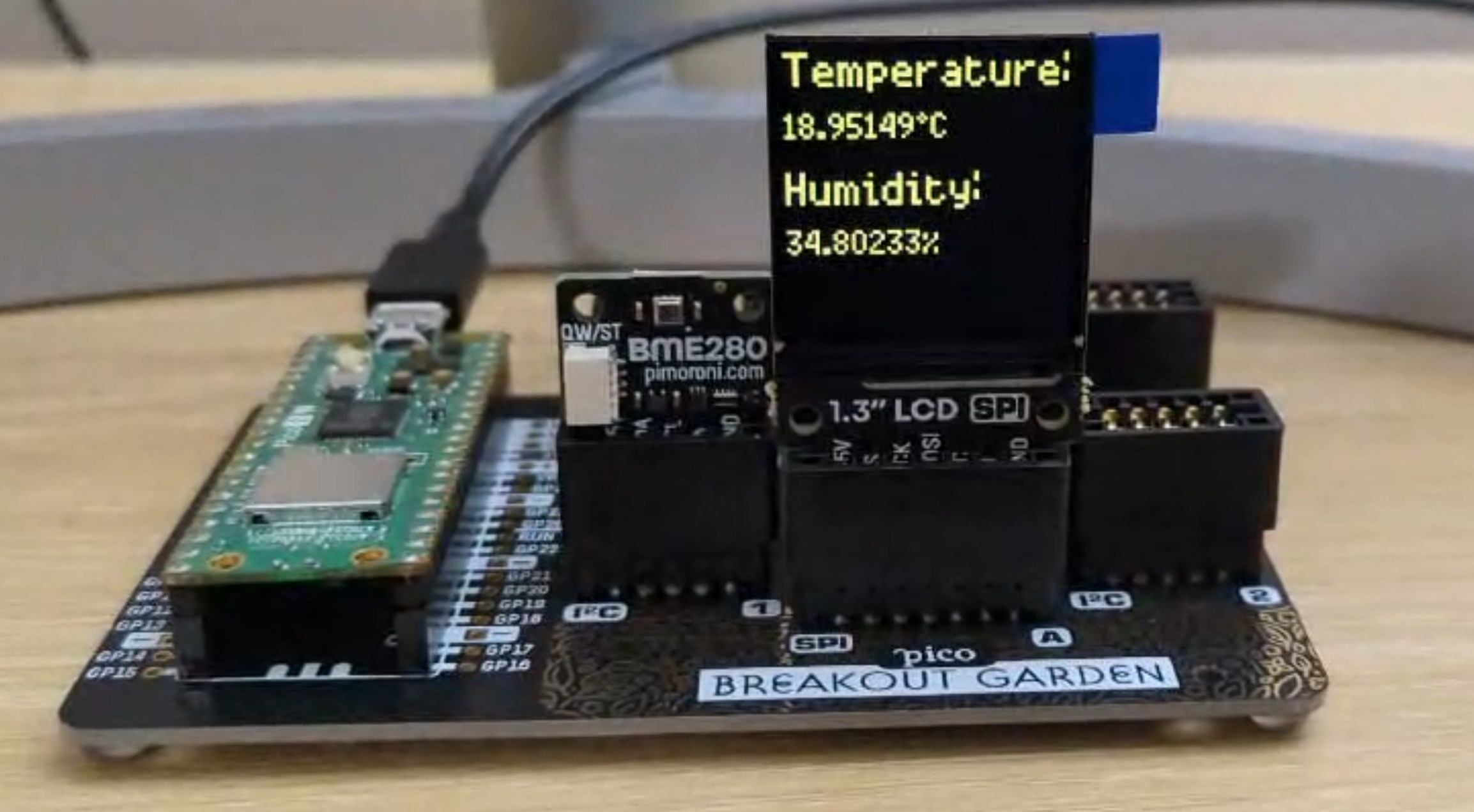 Pico and screen add-on showing the temperature and humidity